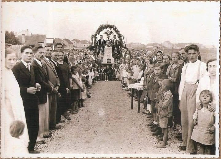 Crkva sv. Obitelji prije izgradnje 1934. godine (raspelo u današnjem dvorištu župne)